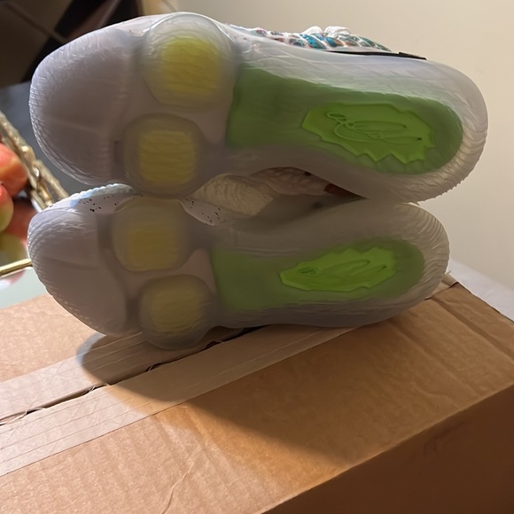 Labron men’s basketball shoe - Picture 4 of 4